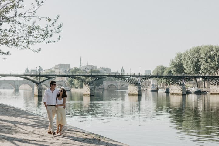 Couple Paris Seine Engagement