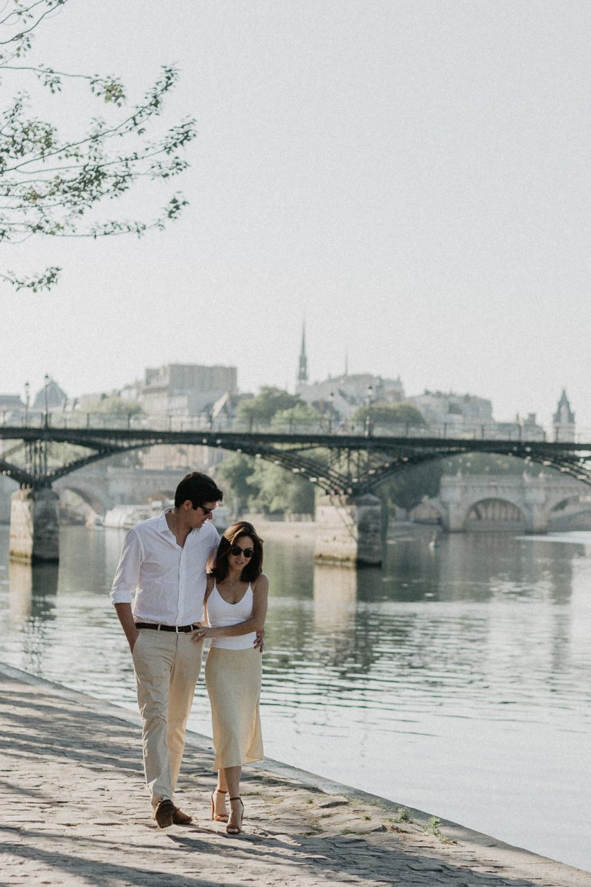 Couple Paris Seine Engagement