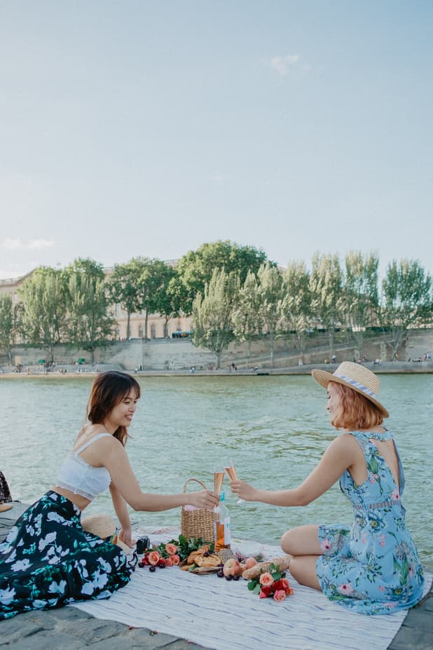 Picnic in Paris blogger Quai de Seine linhbaybong