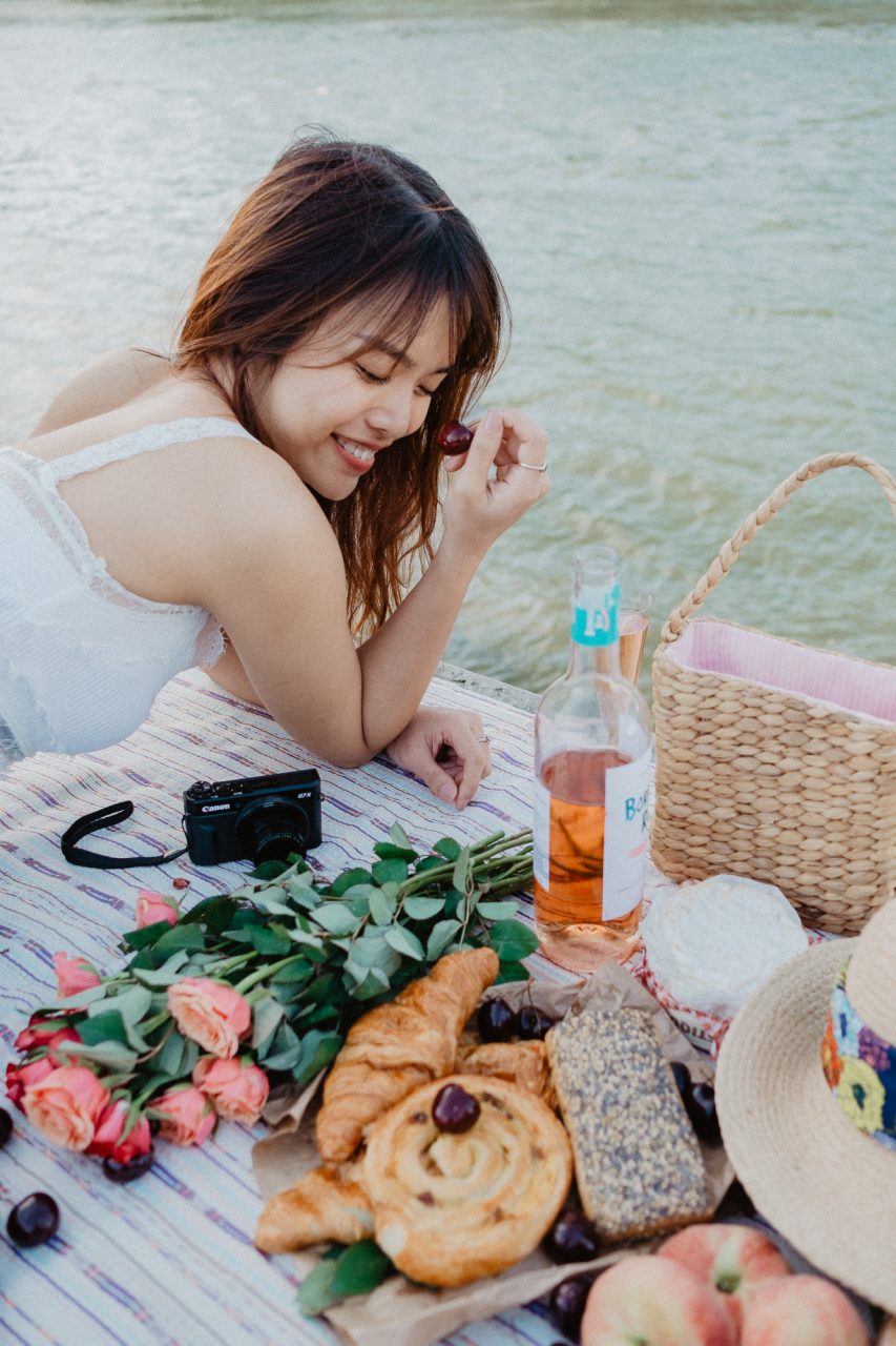 Picnic in Paris blogger Quai de Seine linhbaybong