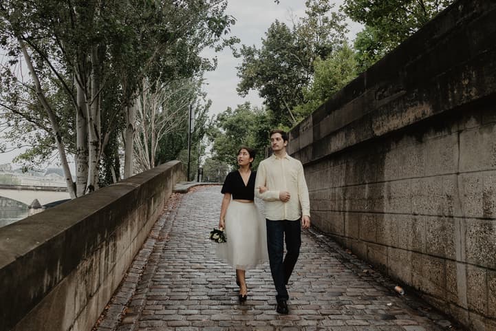 Couple photography Seine river Paris