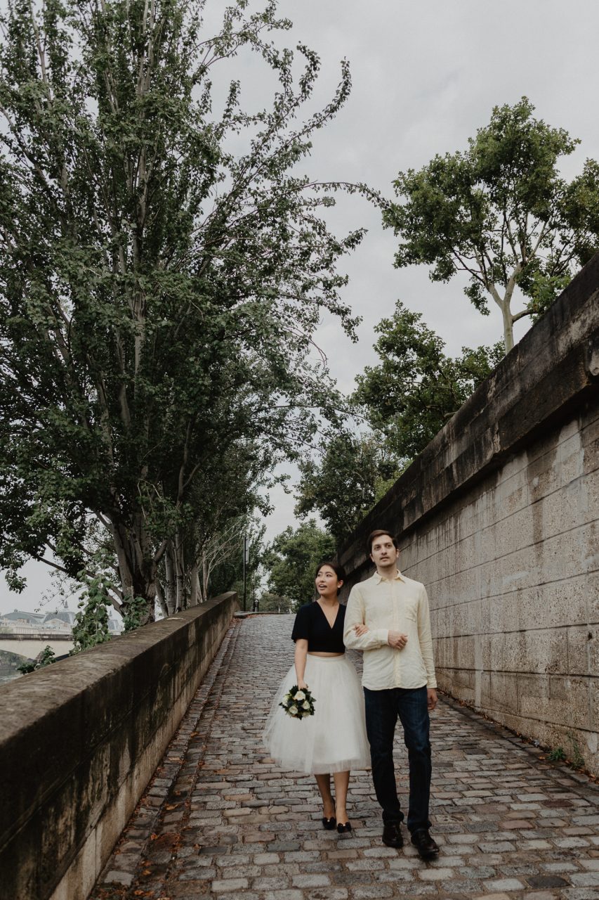 Couple photography Seine river Paris