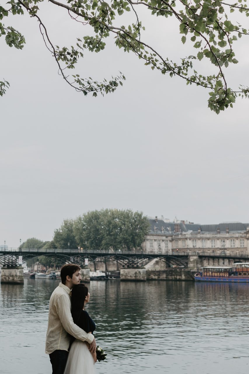 Couple photography Seine river Paris