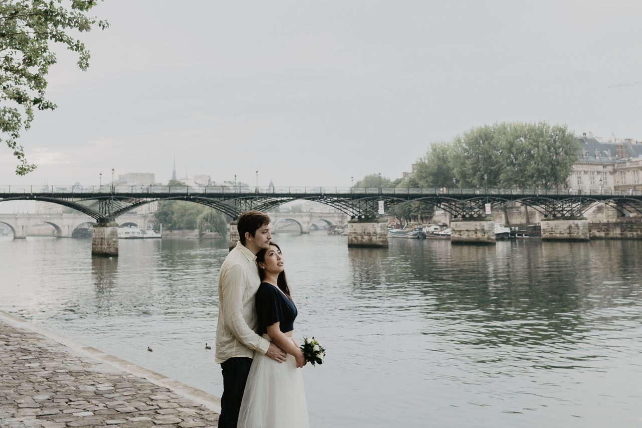 Couple photography Seine river Paris