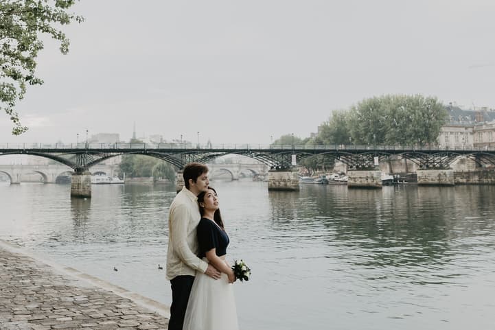 Couple photography Seine river Paris