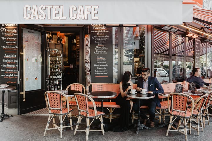 Couple Parisian cafe photography