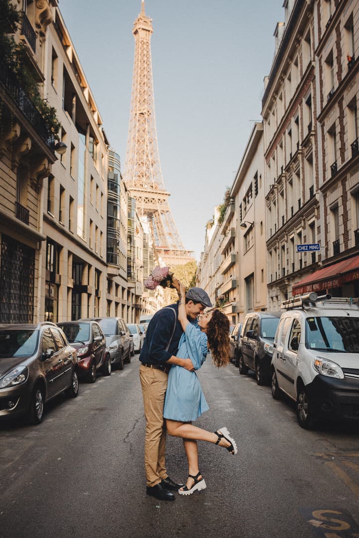 Sunrise Eiffel tower couple