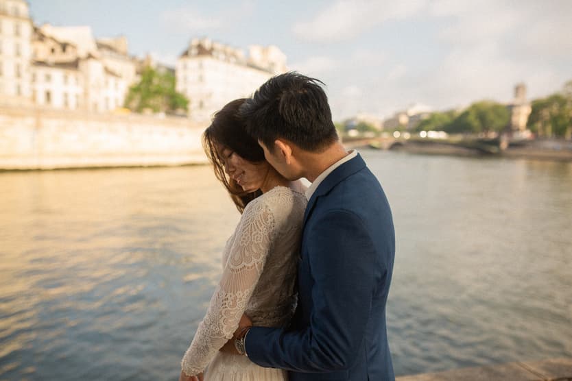 Paris Seine river pre-wedding Ile saint louis