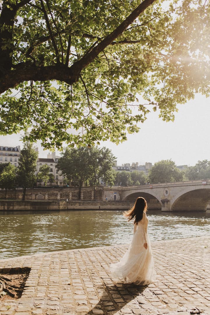 Paris Seine river pre-wedding Ile saint louis