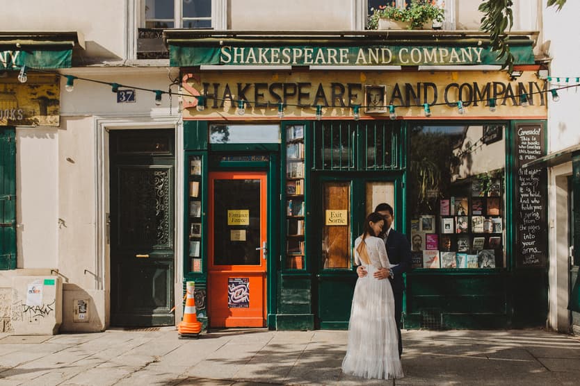 Paris Seine river pre-wedding Ile saint louis shakespeare and co