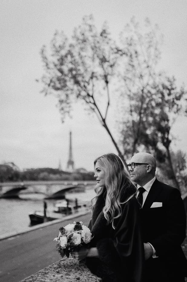 Autumn paris wedding photo eiffel tower black white