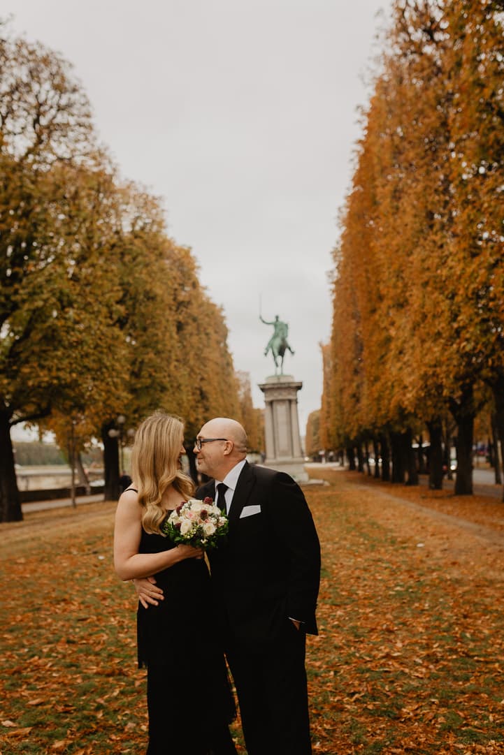 Autumn paris couple photo