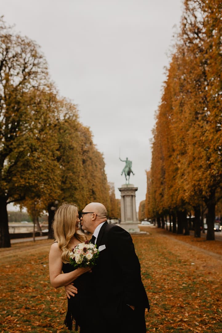 Autumn paris couple photo