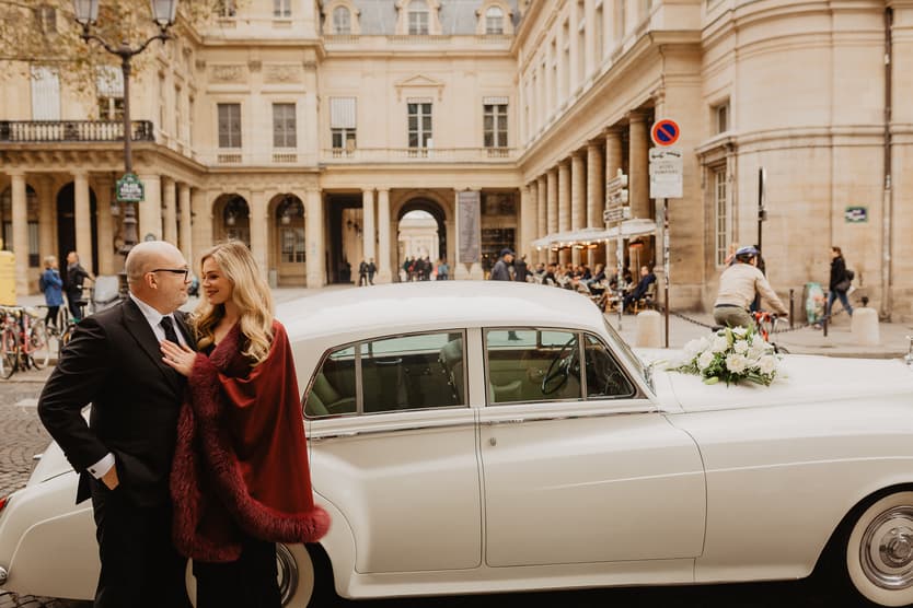 Autumn paris wedding photo palais royral with vintage car