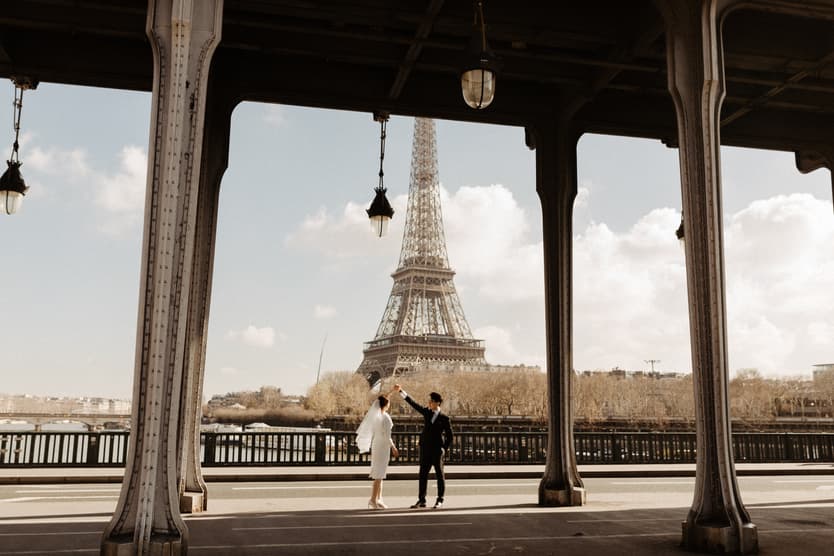 Paris Wedding street style couple bir hakeim eiffel