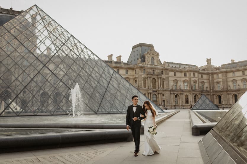 Engagement photo at the Louvre, Paris