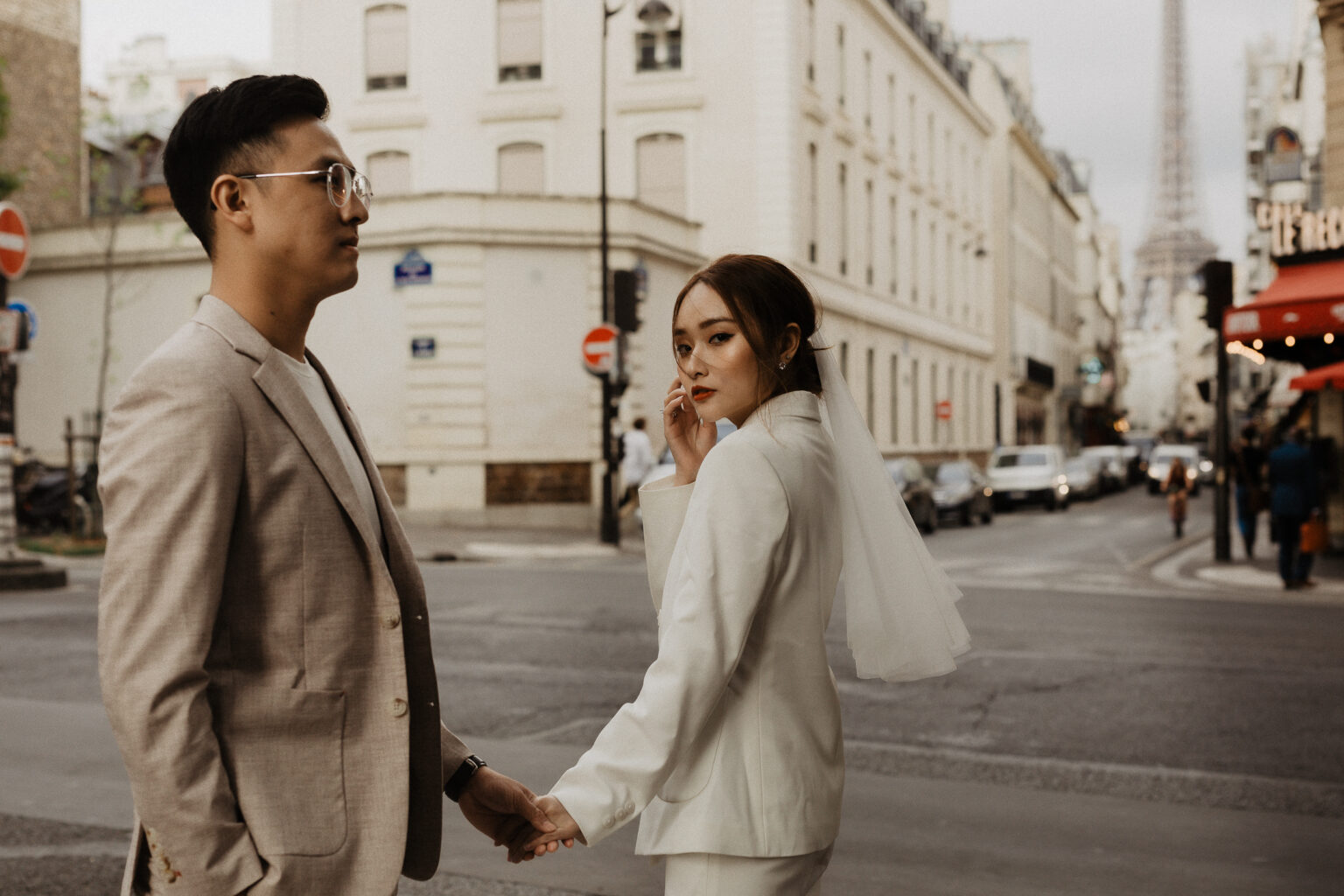 cool bride pre wedding photo paris eiffel tower street