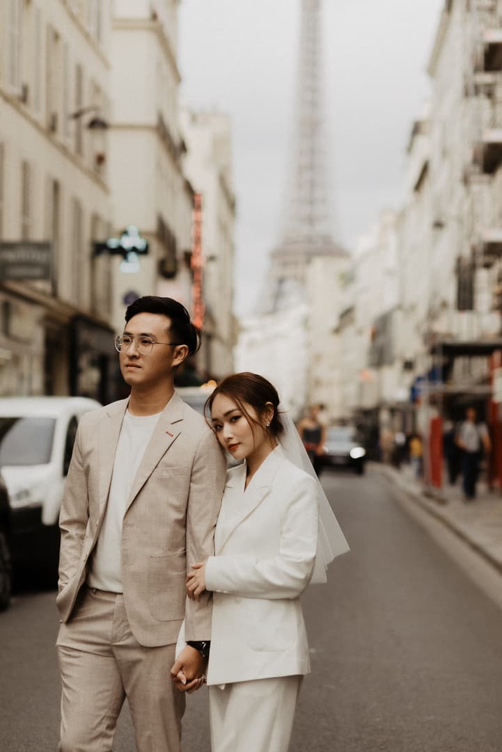 couple photoshoot in Paris with Eiffel Tower