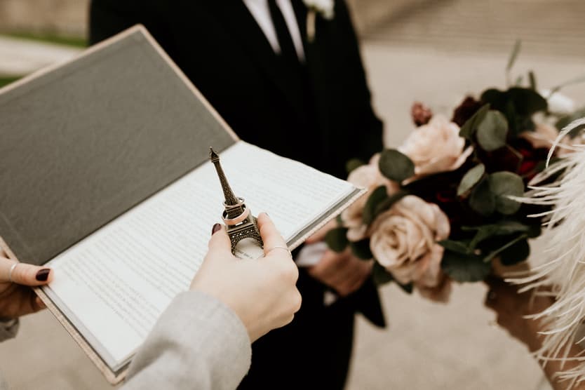 Paris Officiant