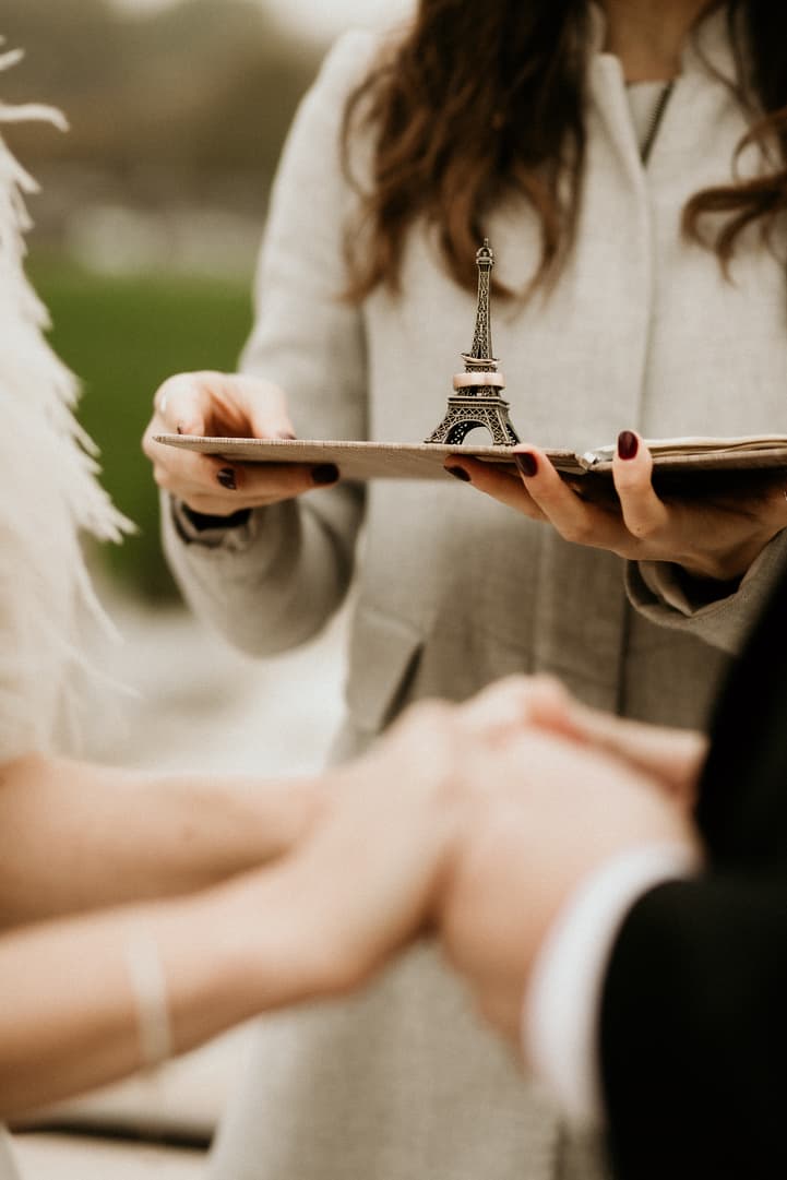 Paris Officiant