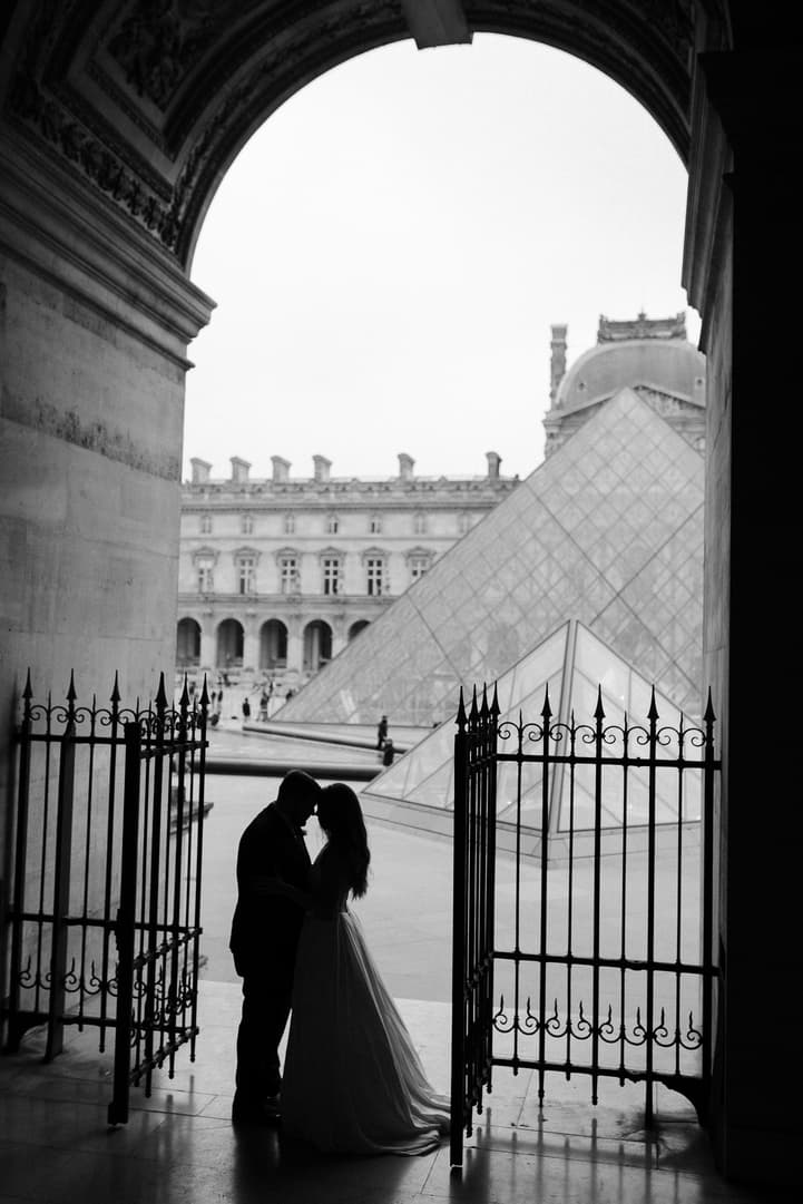 paris elopement wedding photographer louvre museum