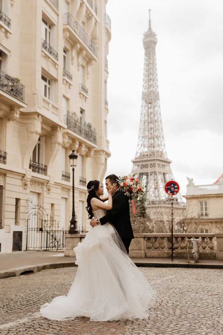 Paris pre-wedding photographer Eiffel tower