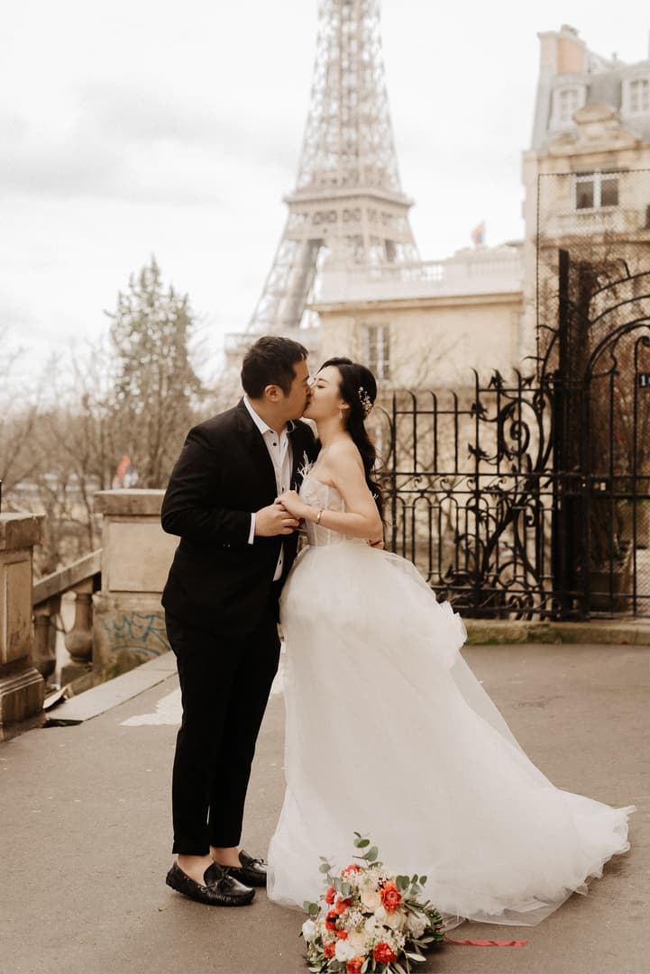 Paris wedding photographer Eiffel tower