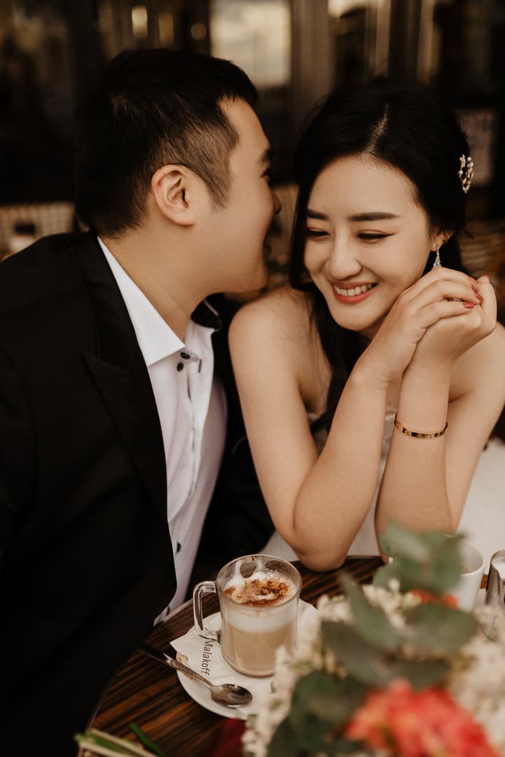 Paris pre-wedding photographer cafe