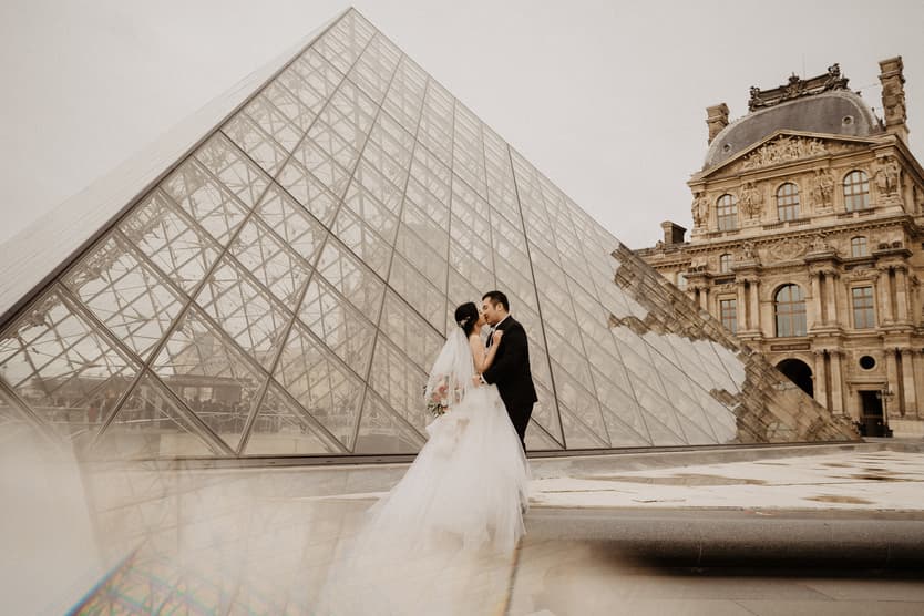 Paris pre-wedding photographer Louvre museum