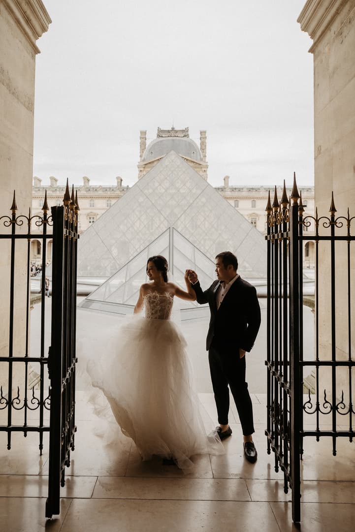 Paris wedding photographer Louvre museum