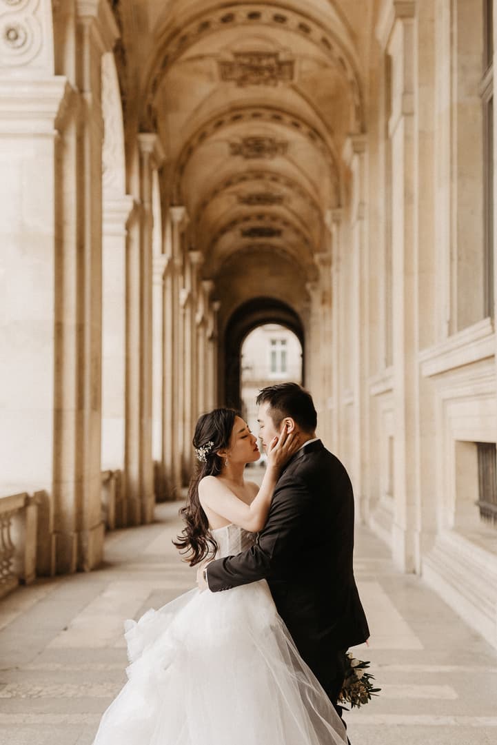 Paris pre-wedding photographer Louvre museum