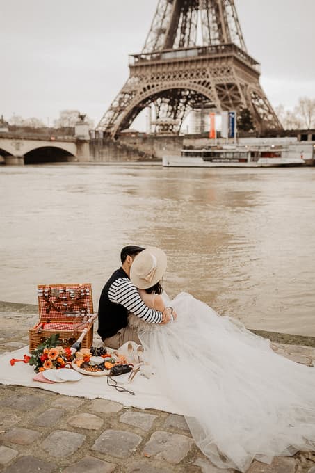 Picnic wedding photo with Eiffel tower Paris