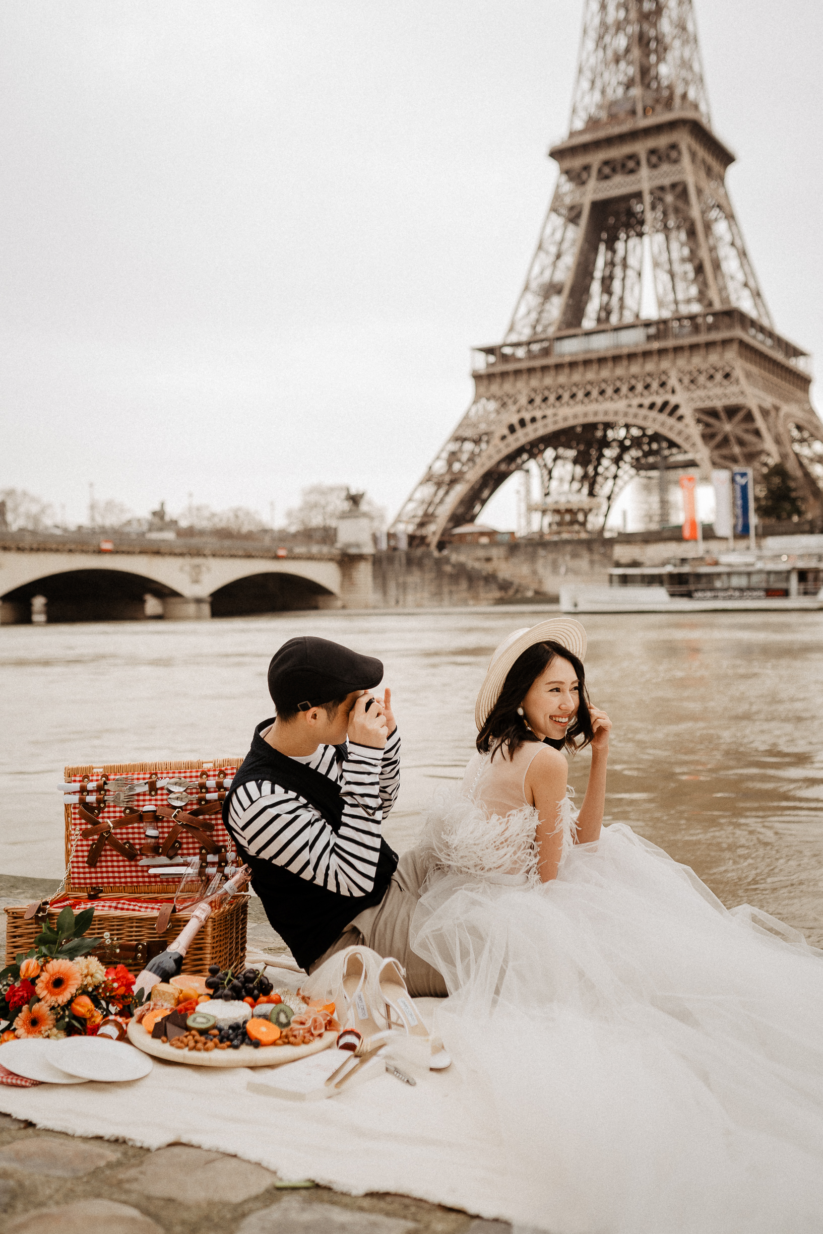 Picnic Wedding photo with Eiffel tower Paris