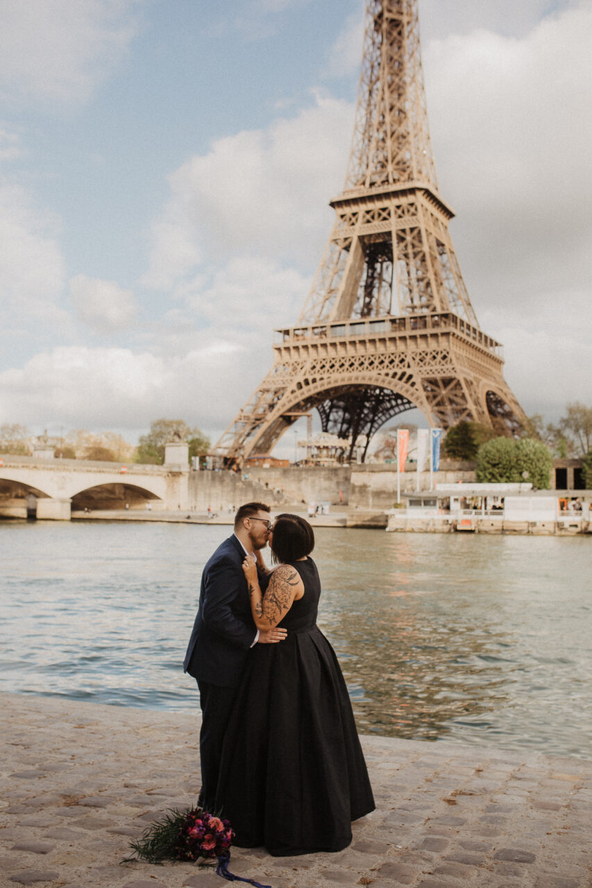 Paris wedding photographer eiffel tower