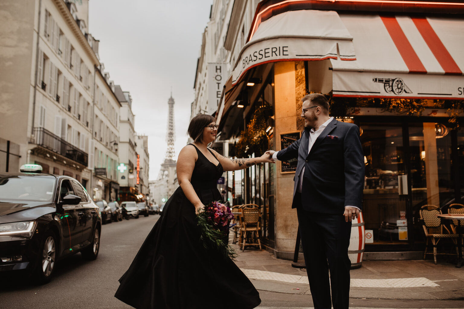 Paris elopement photographer eiffel tower sunset