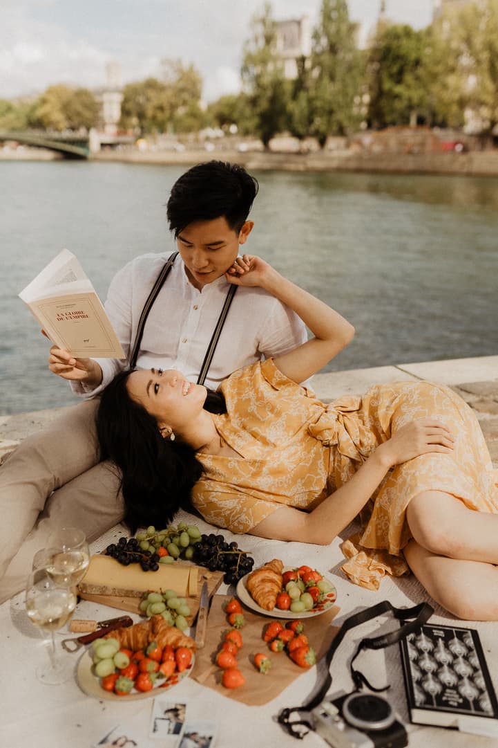 paris couple photo picnic asian