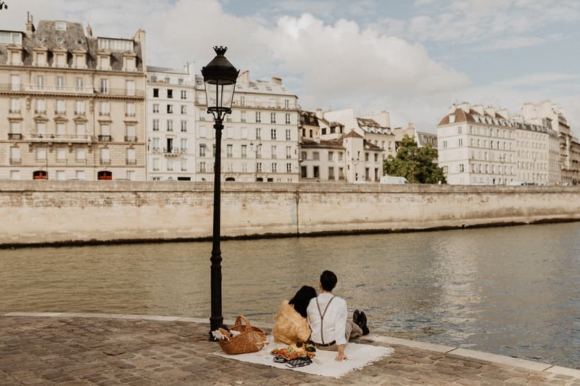 paris engagement photos picnic couple asian ile saint louis
