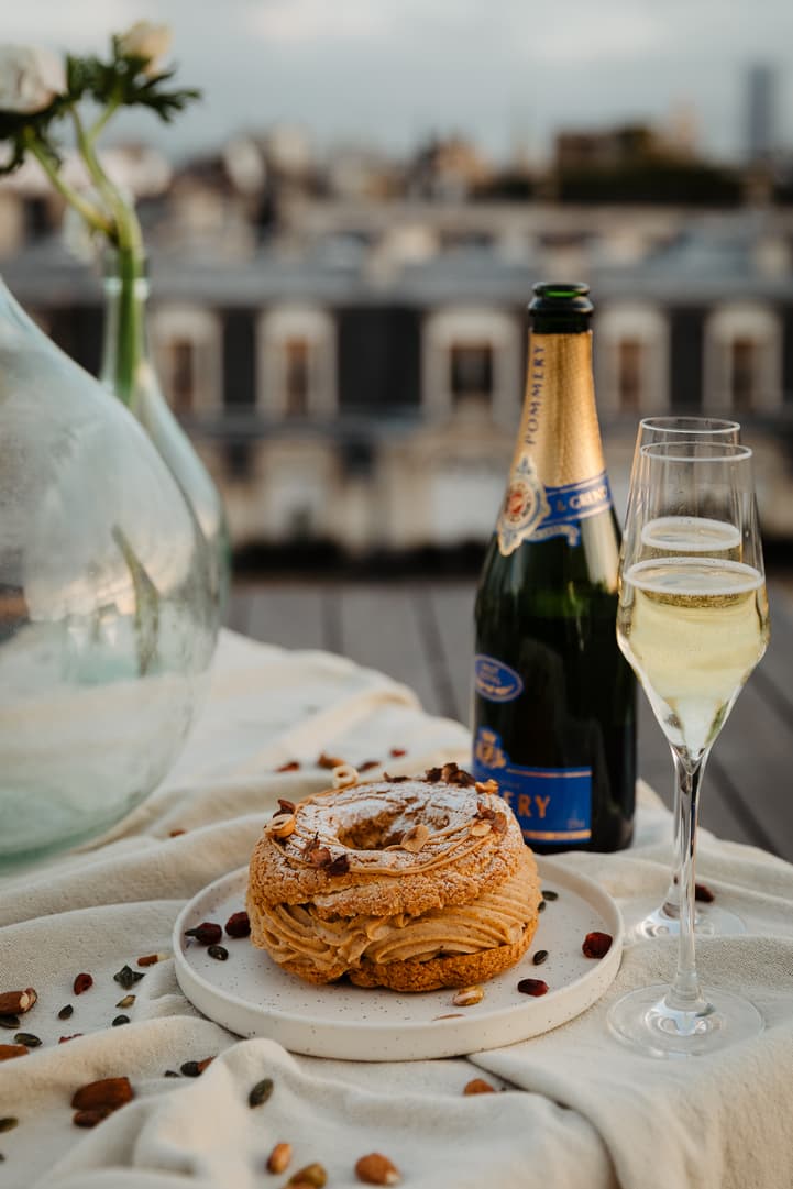Paris elopement decoration & cake & champagne