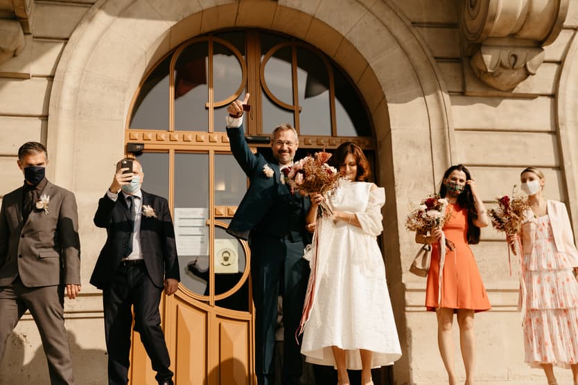 Sortie de mariage civil à Nogent sur Marne nouveaux mariés