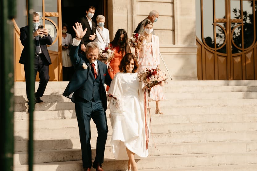 Sortie de mariage civil à Nogent sur Marne nouveaux mariés
