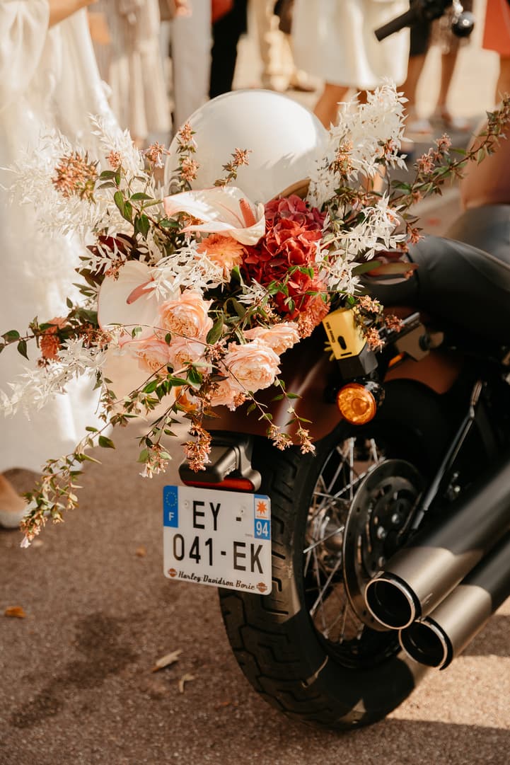 Sortie de mariage civil «Rock & Roll» Harley Davidson motor fleurs Paris