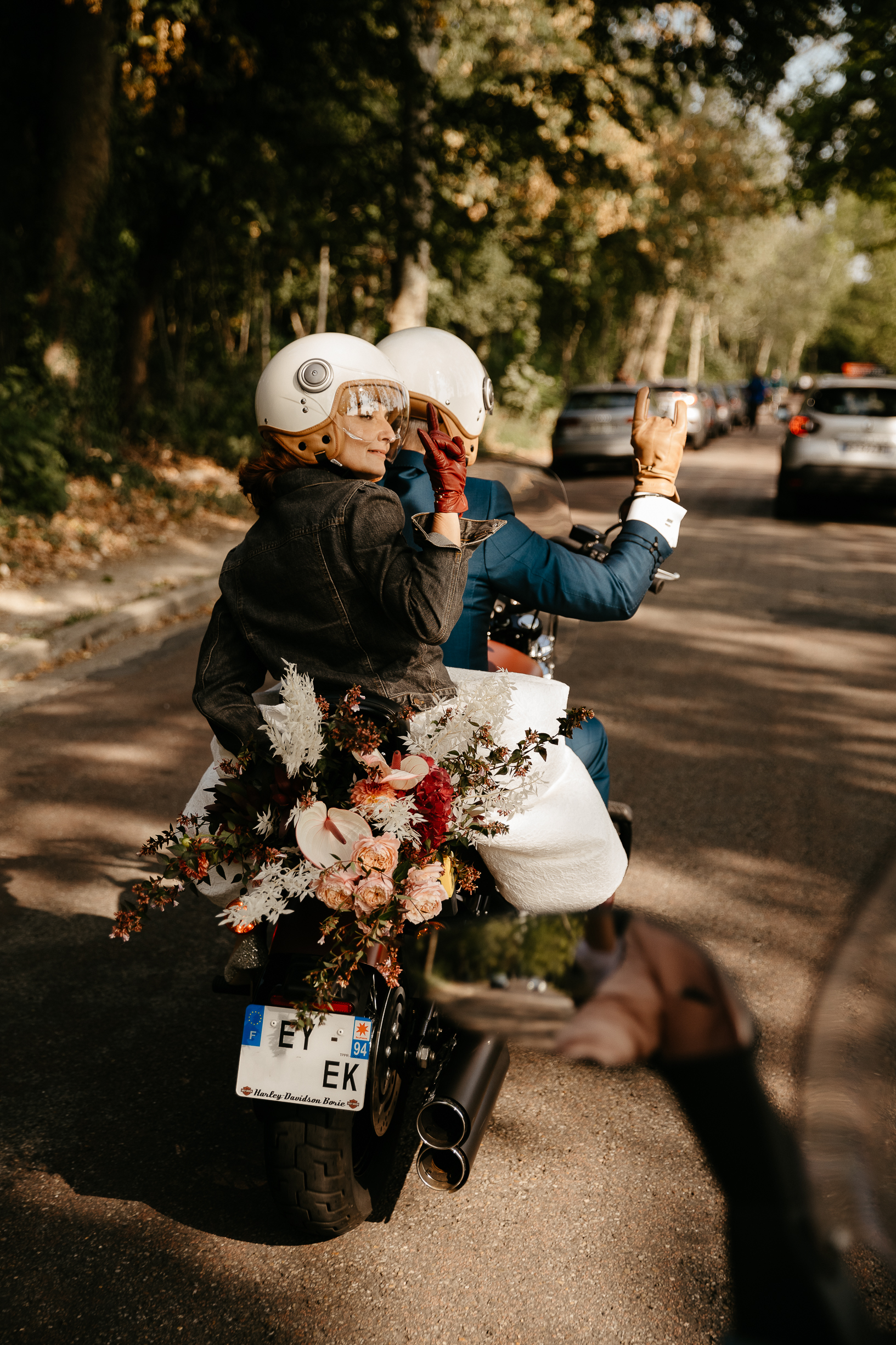 Sortie de mariage civil motor Harley Davidson à Nogent sur Marne nouveaux mariés