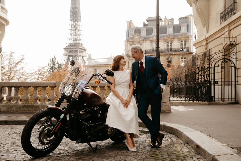 Mariage civil rue avec eiffel motard harley davison