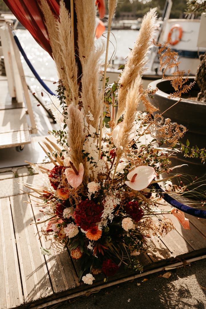 Décor fleur mariage eiffel bateaux parisiens Croisière sur la Seine paris