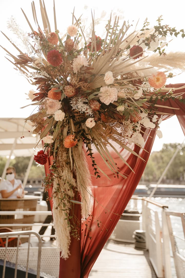 Décor fleur mariage eiffel bateaux parisiens Croisière sur la Seine paris