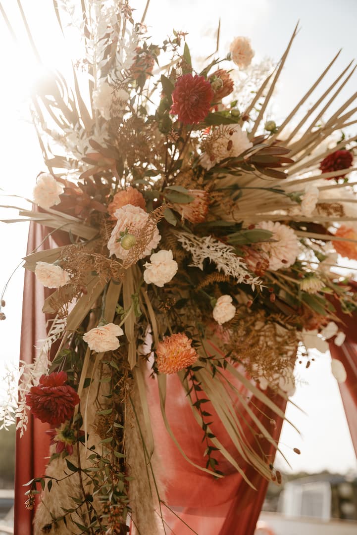 Décor fleur mariage eiffel bateaux parisiens Croisière sur la Seine paris