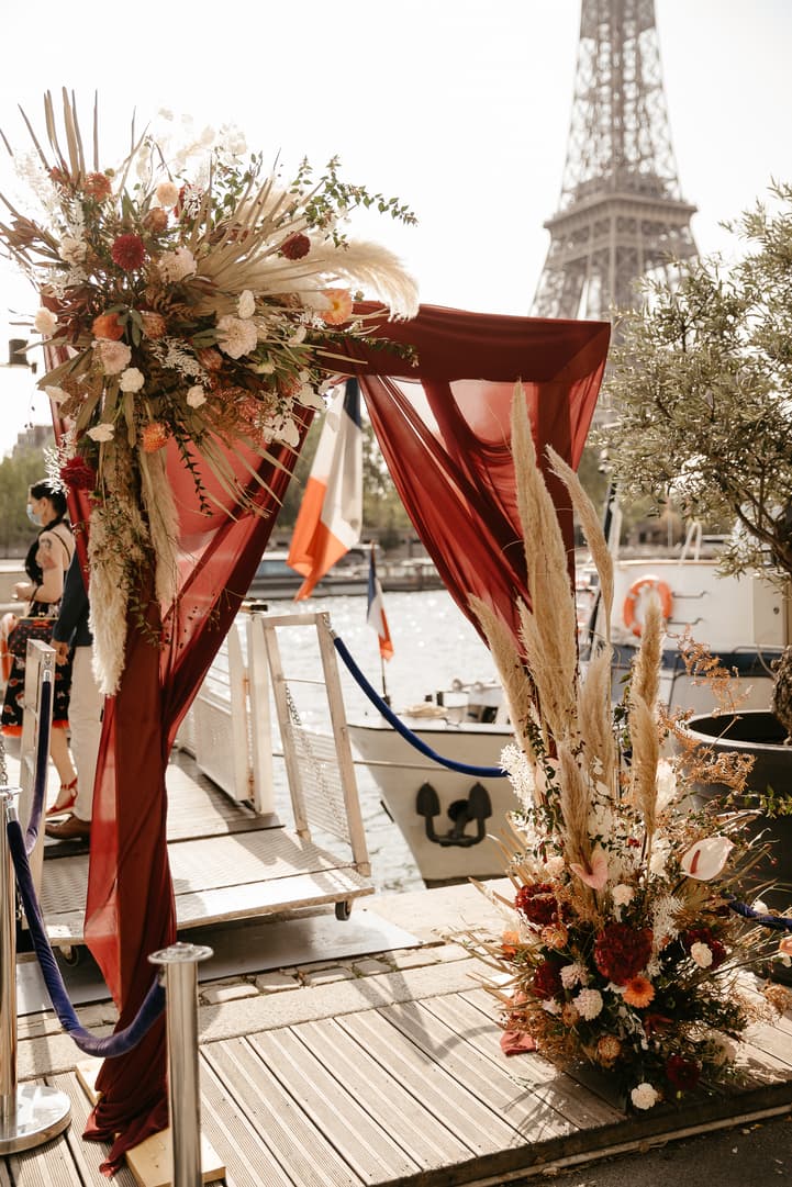 Décor fleur mariage eiffel bateaux parisiens Croisière sur la Seine paris