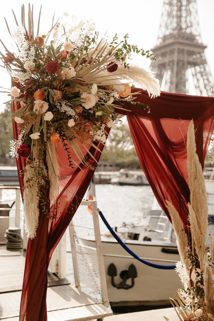 Décor fleur mariage eiffel bateaux parisiens Croisière sur la Seine paris