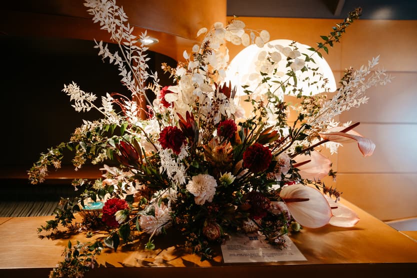 Décor fleur mariage eiffel bateaux parisiens Croisière sur la Seine paris