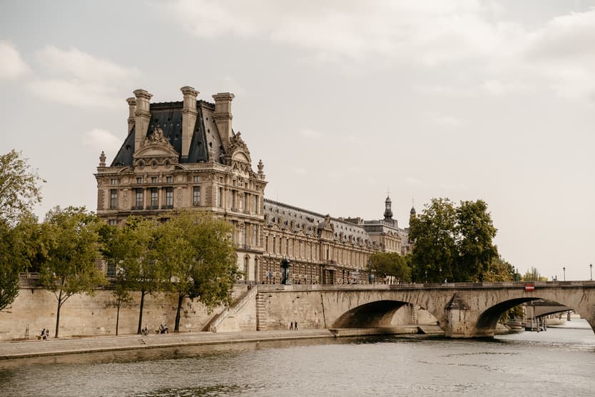 vue du louvre depuis la croisière sur la seine